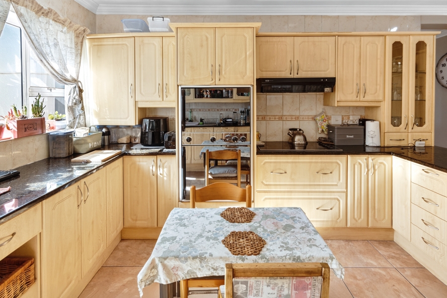 5 Bedroom Property for Sale in Mountainside Western Cape